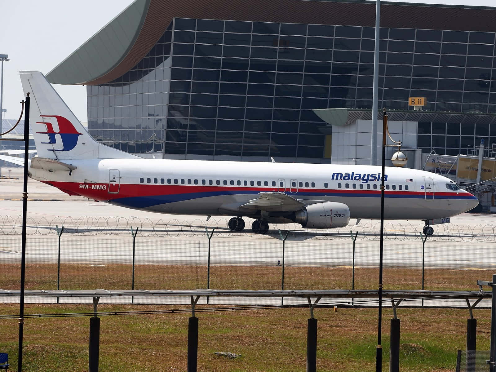 Malaysia Airlines Boeing737 Parkedat Airport Wallpaper