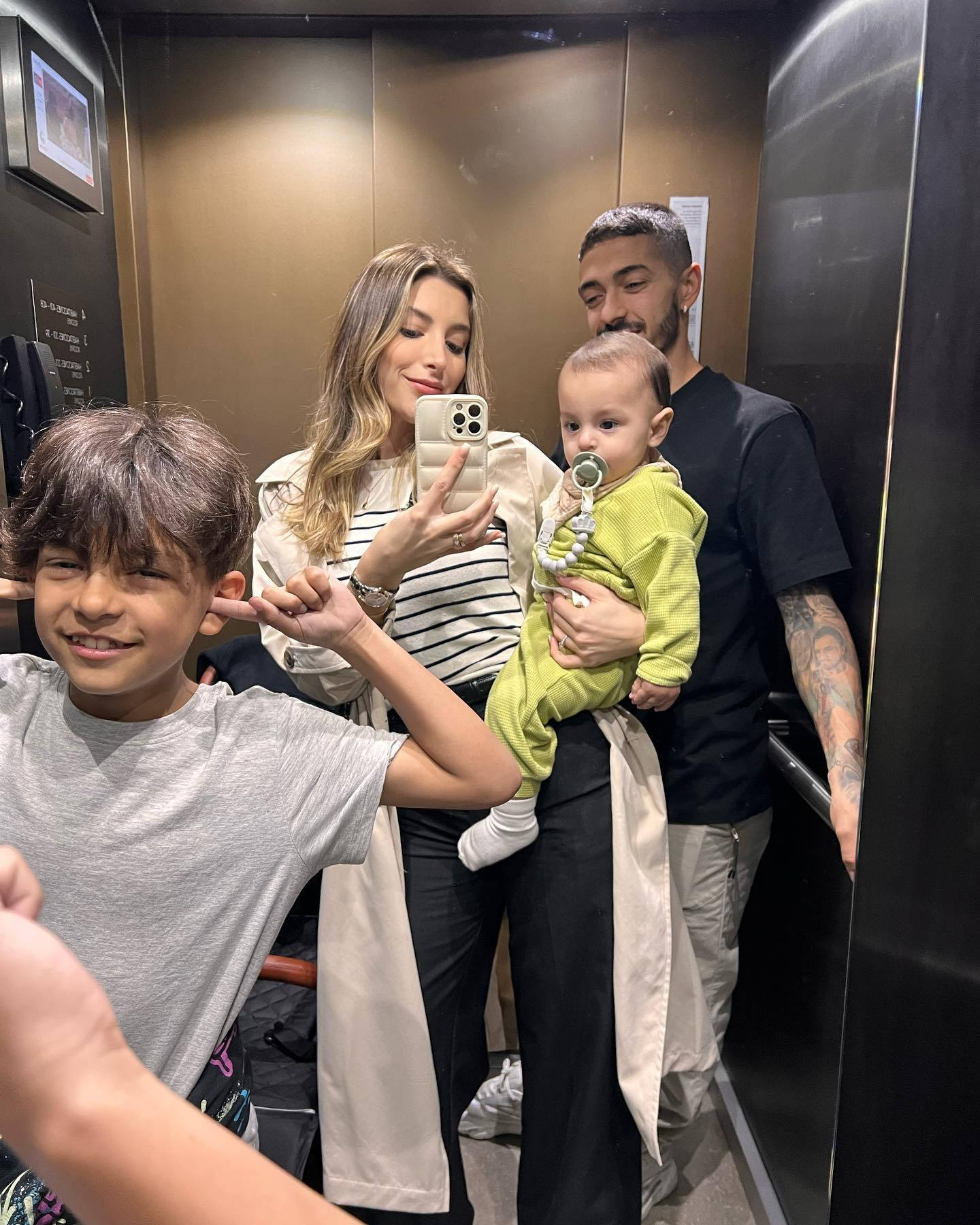 Manuel Lanzini Elevator Selfie Wallpaper