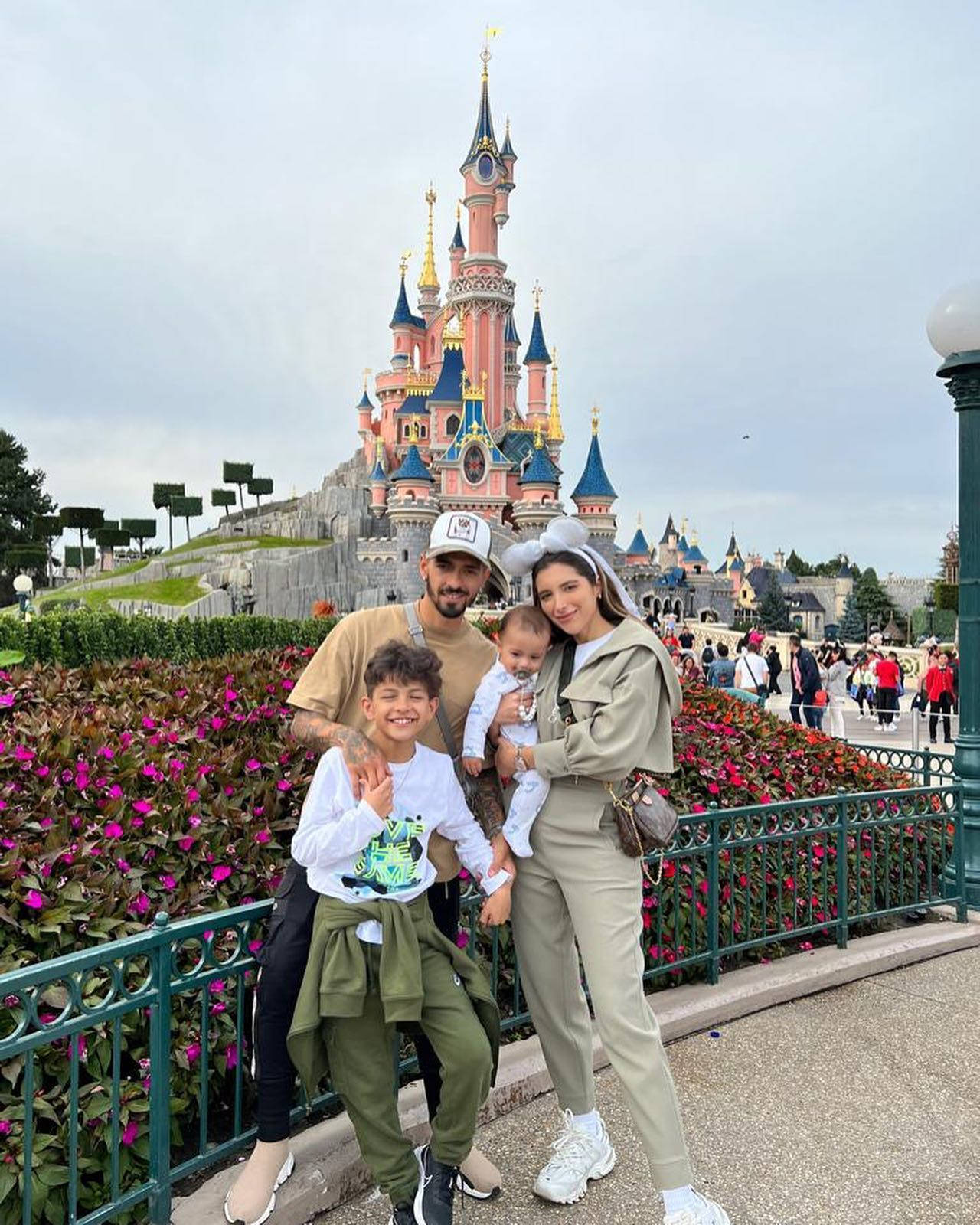 Manuel Lanzini Enjoying A Family Vacation In Disneyland Wallpaper