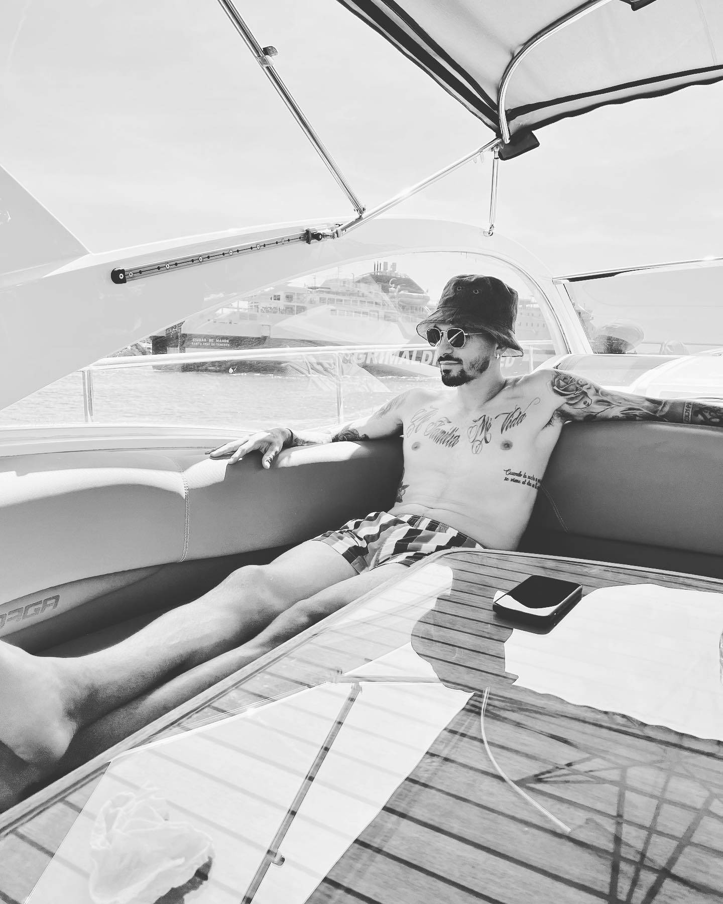 Manuel Lanzini On Yacht Greyscale Wallpaper