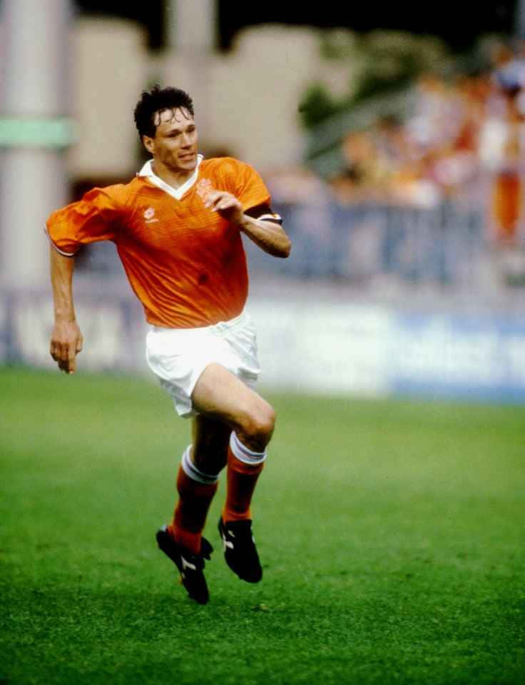 Marco Van Basten - Sprinting On The Green Turf Wallpaper