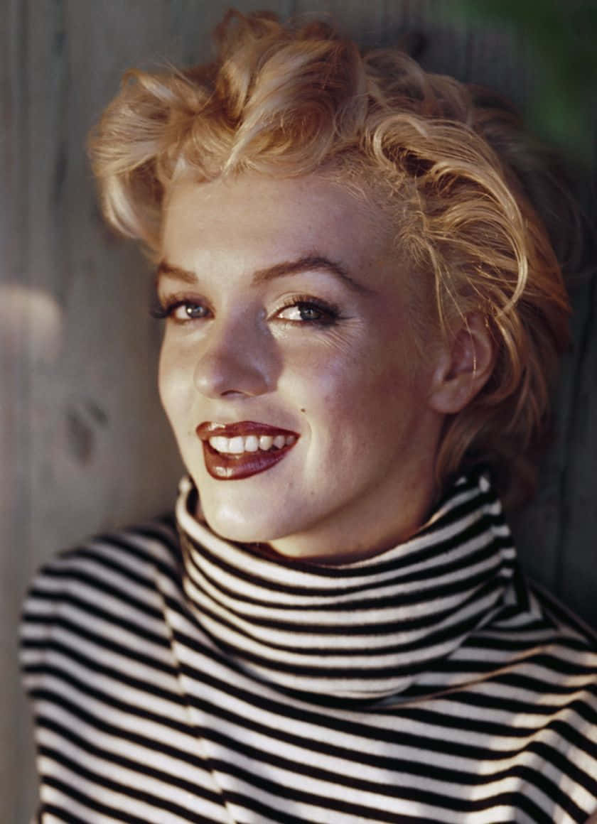 Marilyn Monroe Strikes A Sultry Pose, Inspiring Us All To Make Bold Choices Wallpaper