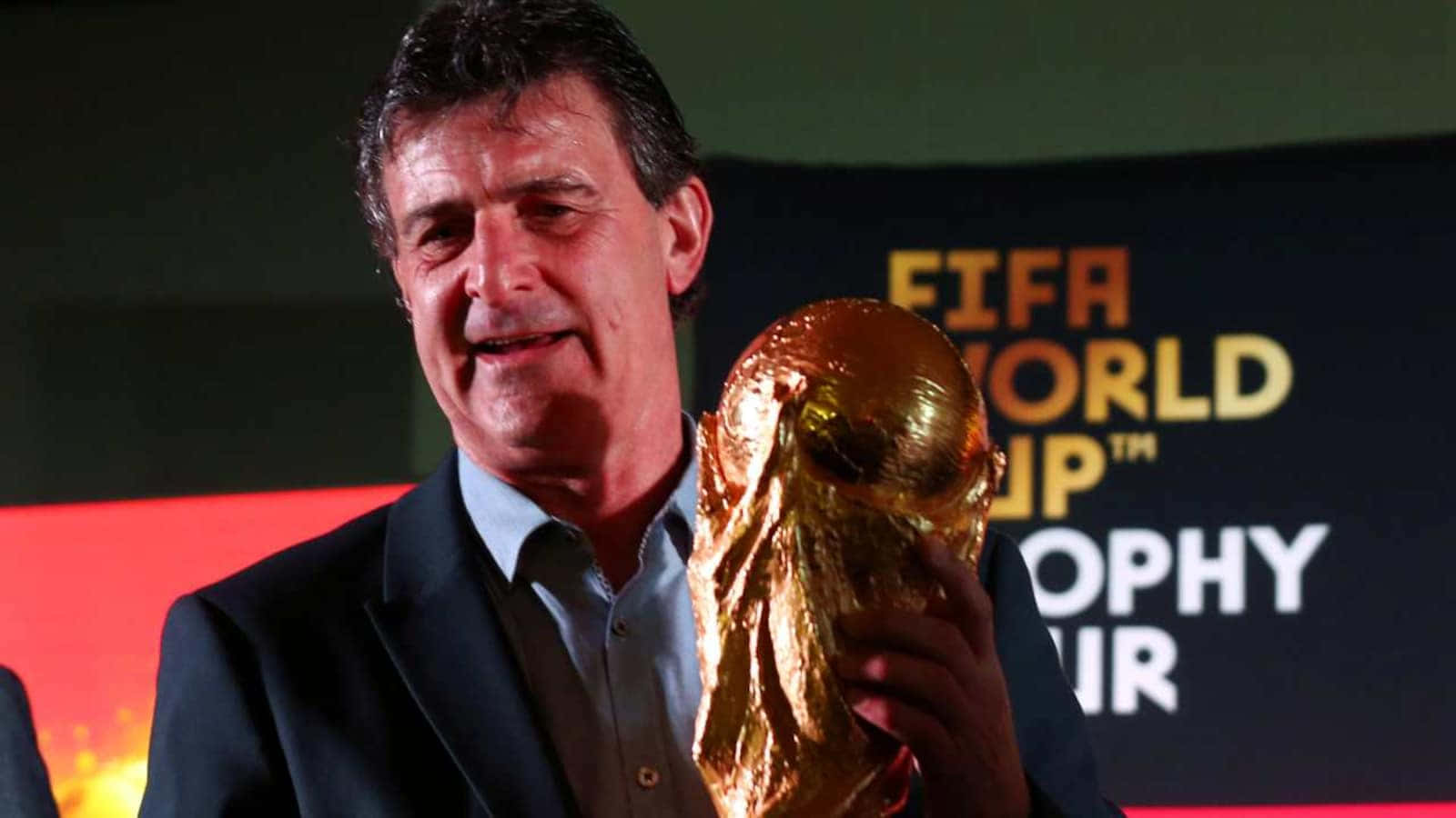 Mario Kempes Fifa World Cup Trophy Wallpaper