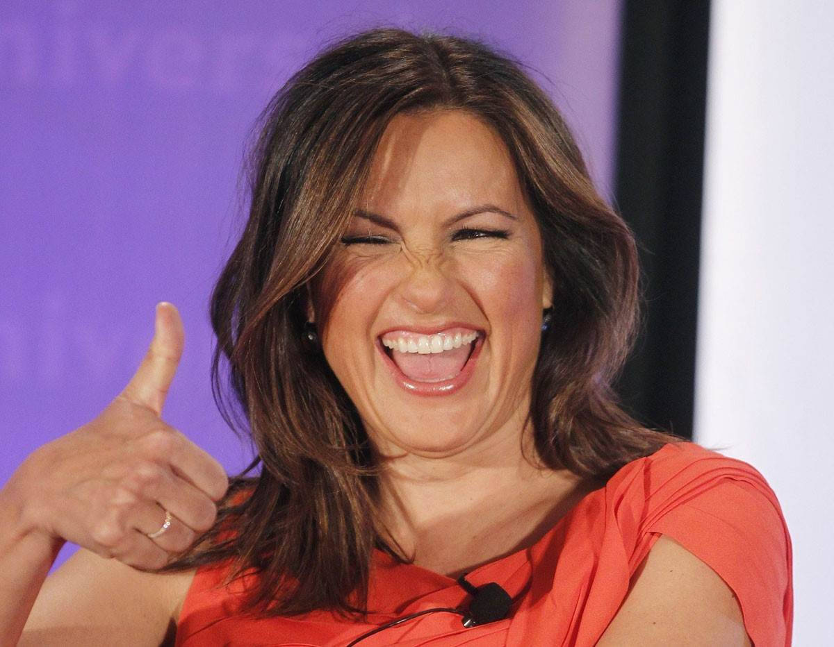 Mariska Hargitay Happy Thumbs Up Wallpaper