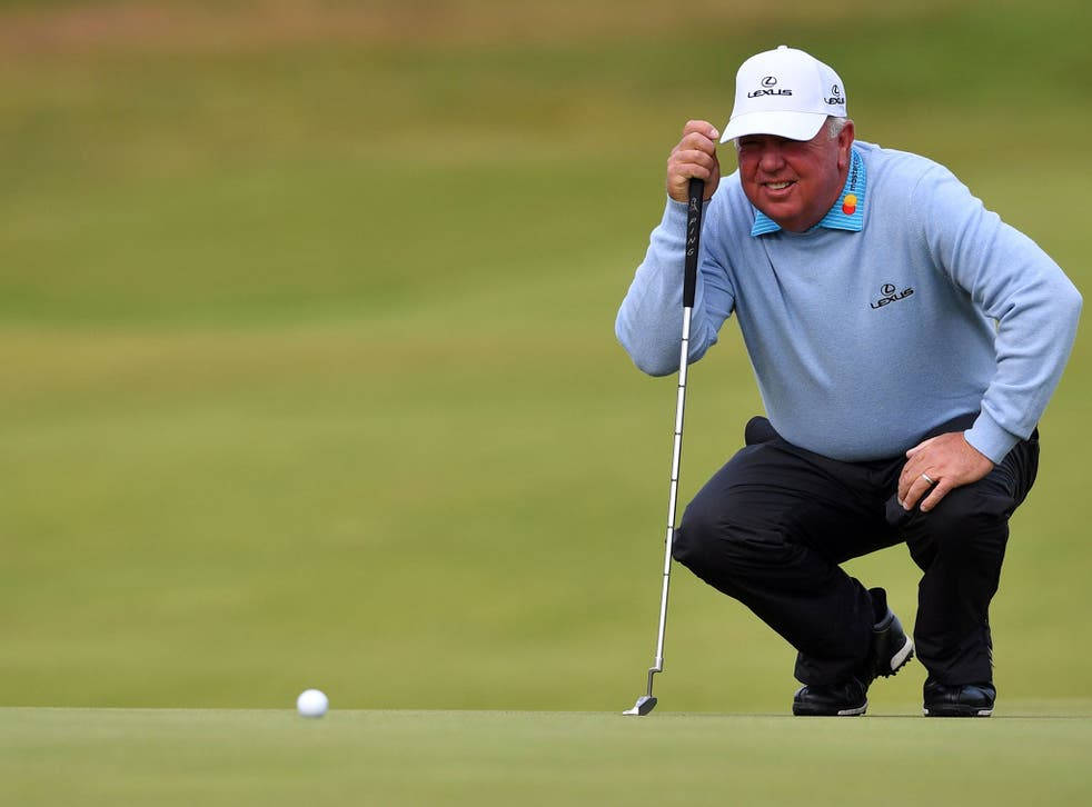 Mark O'meara Inspecting Golf Ball Wallpaper