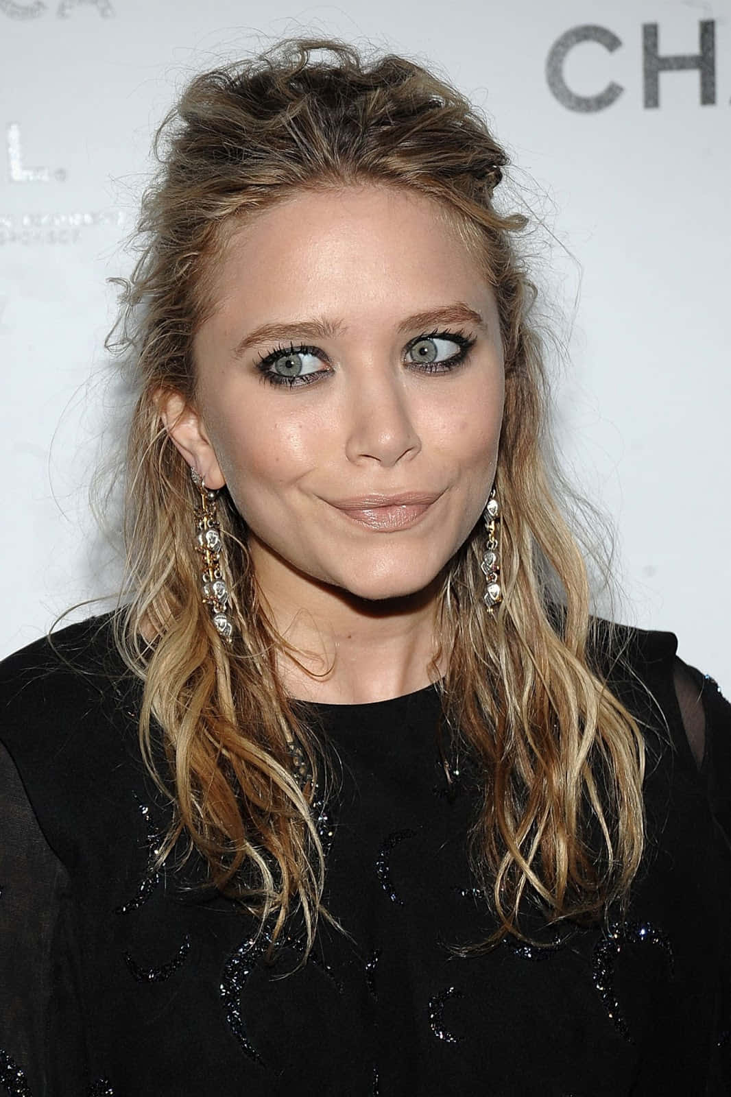 Mary Kate Olsen In Designer Outfit Wallpaper