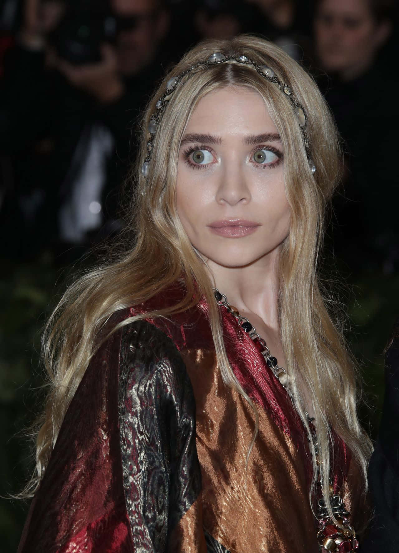 Mary-kate Olsen Mesmerizing Pose Wallpaper