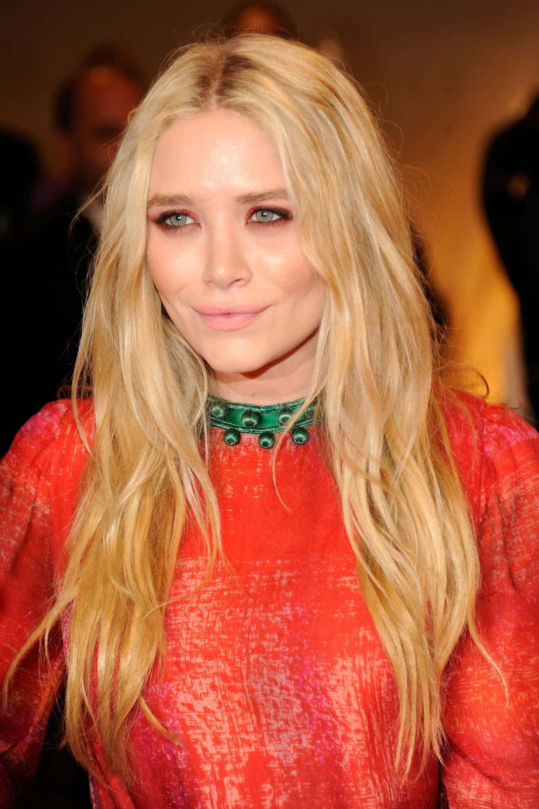 Mary-kate Olsen Stunning Pose In High Definition Wallpaper Wallpaper