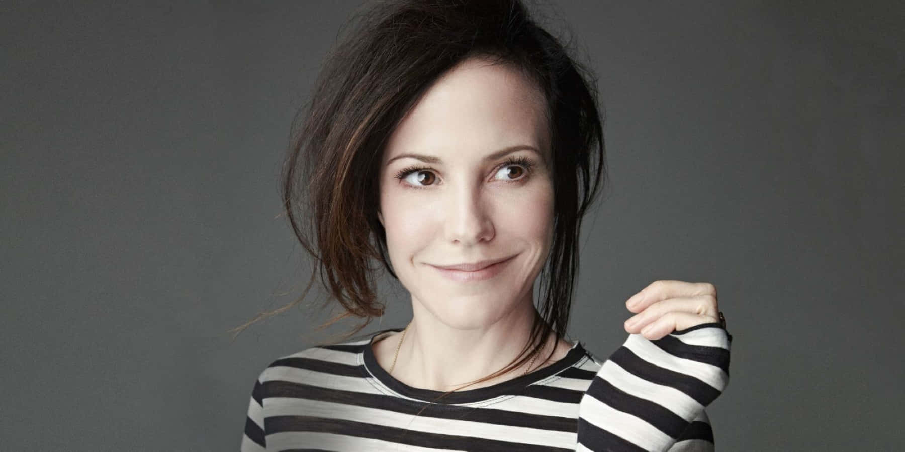 Mary-louise Parker Posing Effortlessly In A Stunning Portrait Wallpaper