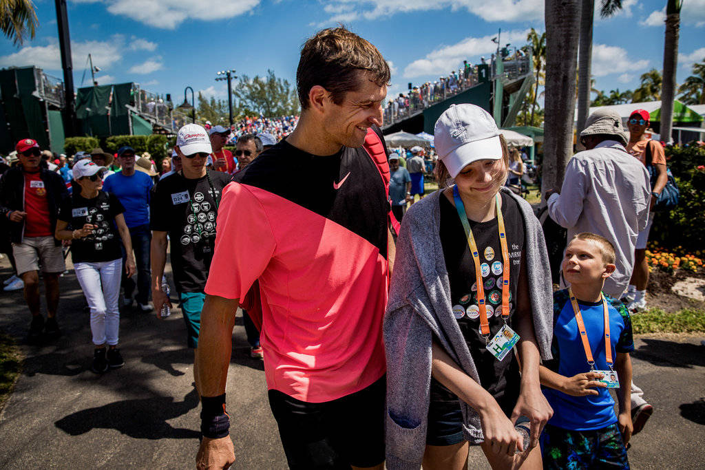 Max Mirnyi Walking With Family Wallpaper