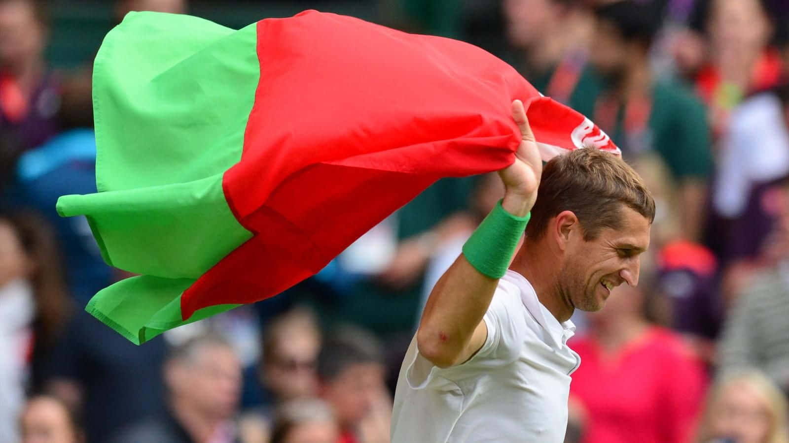 Max Mirnyi With Belarusian Flag Wallpaper