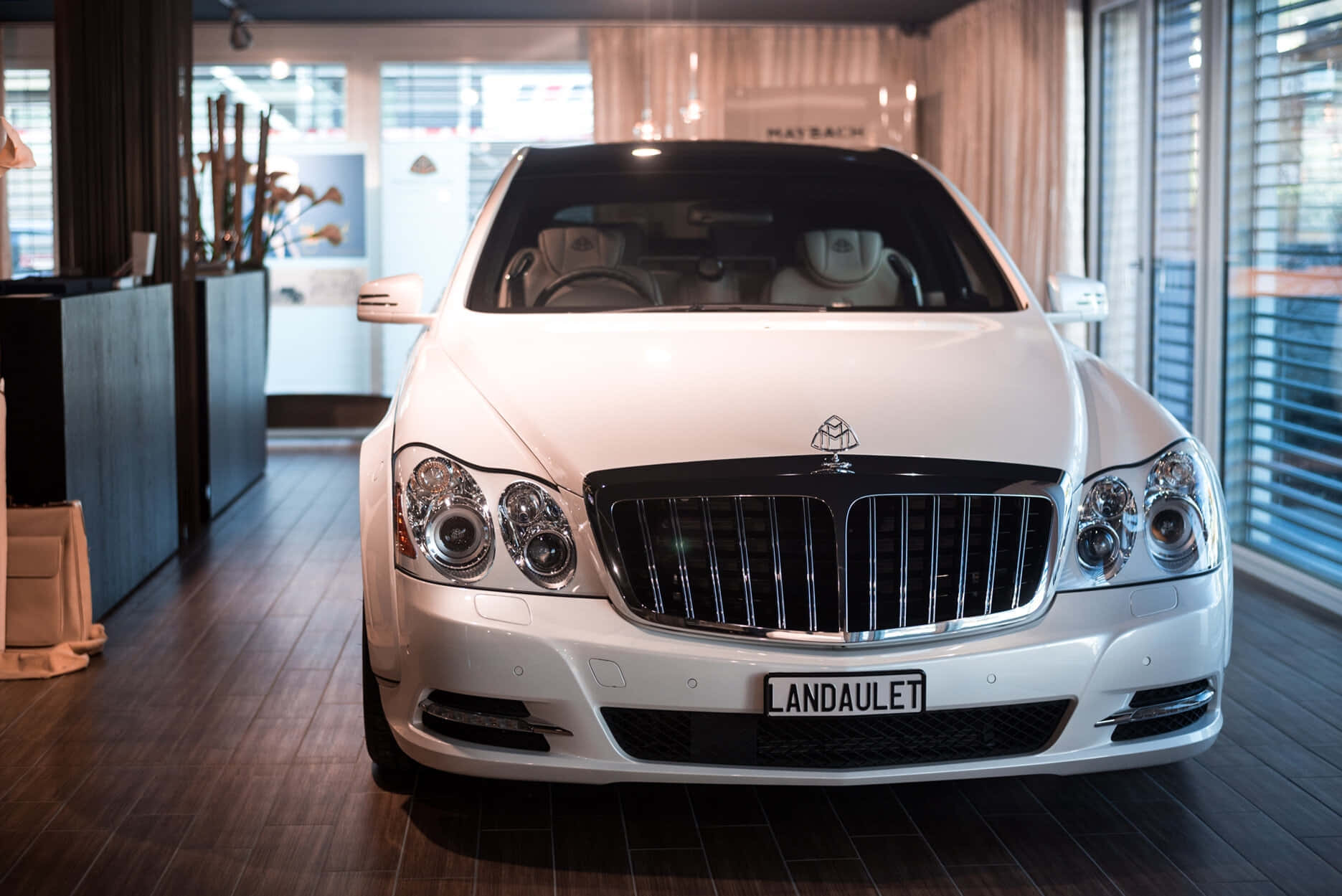 Maybach Landaulet Showroom Display Wallpaper