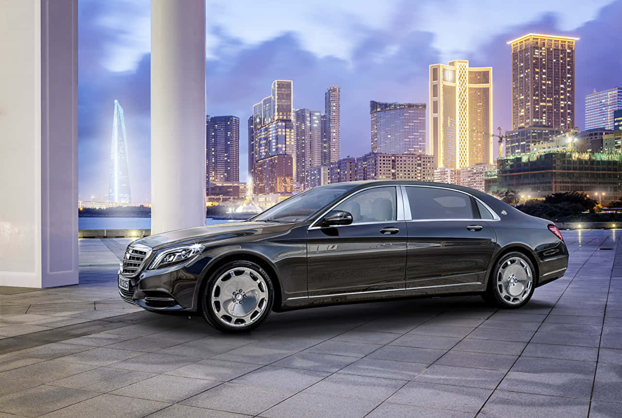 Maybach S600 Urban Night Scene Wallpaper