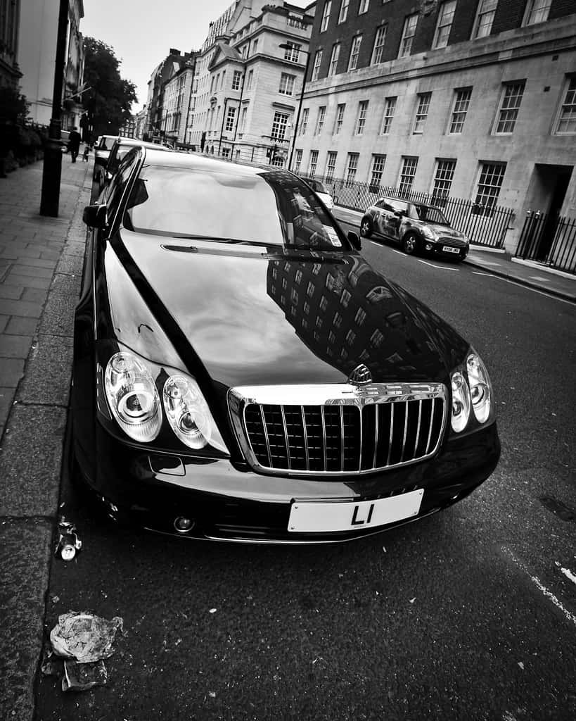 Maybach Zeppelin Parkedon Street Wallpaper