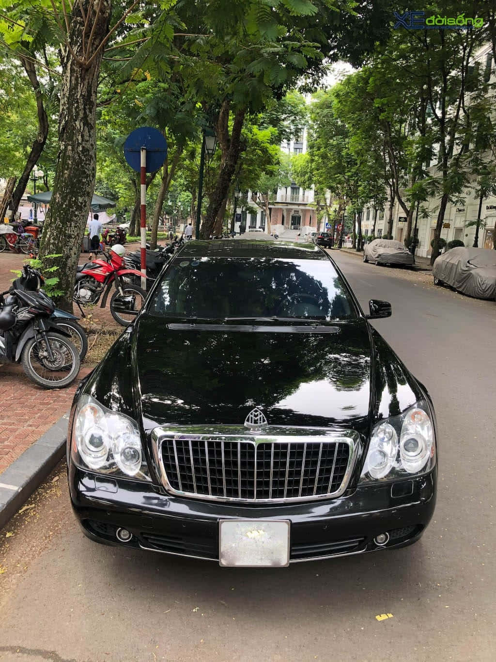 Maybach Zeppelin Parkedon Street Wallpaper