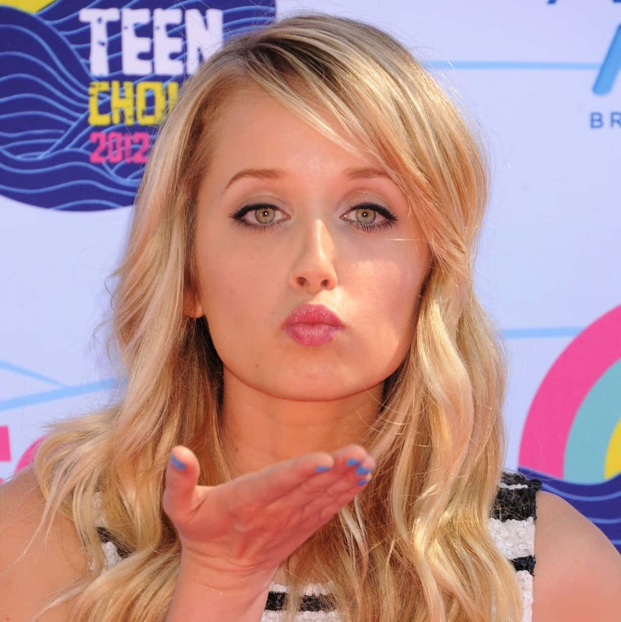 Megan Park Blowing Kiss Teen Choice Awards Wallpaper