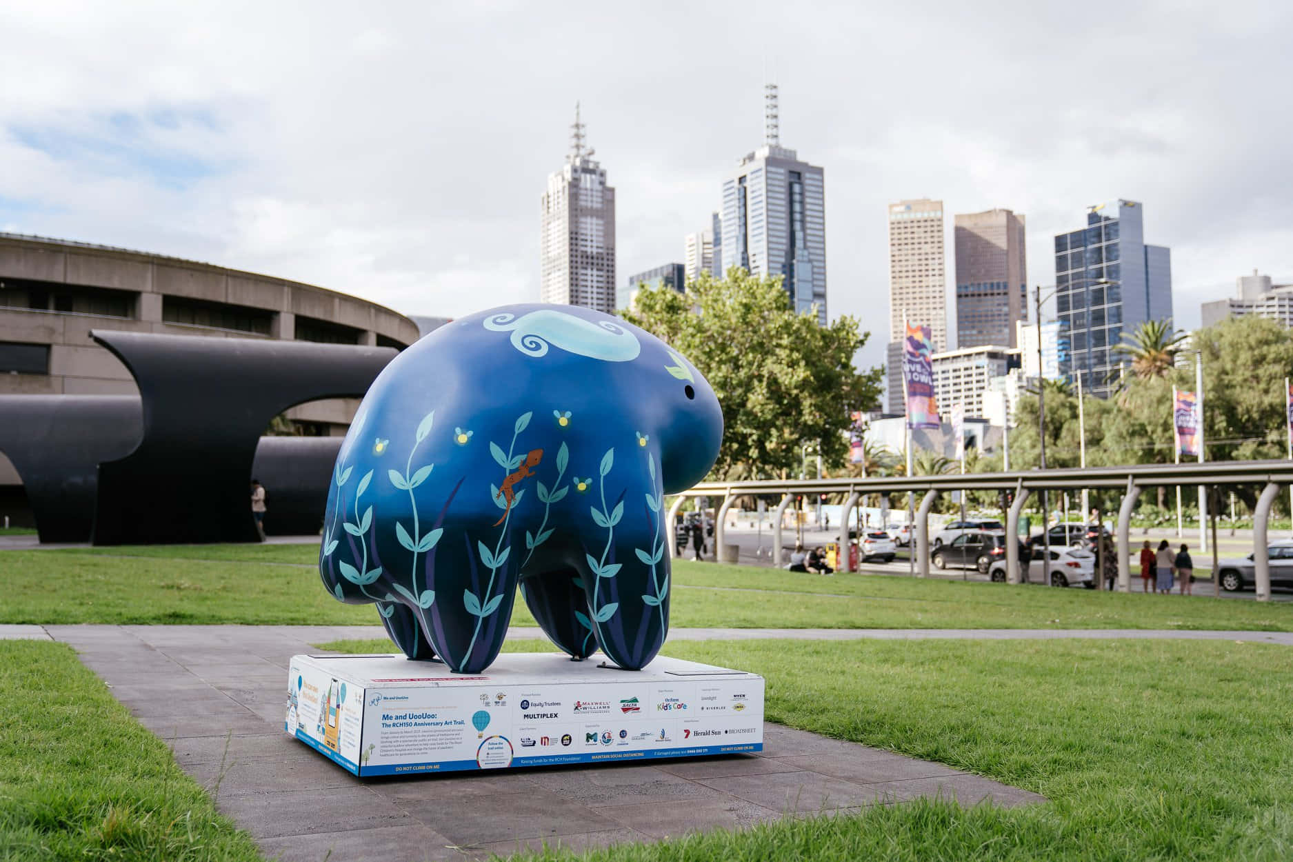 Melbourne Arts Centre Sculpturewith City Backdrop Wallpaper