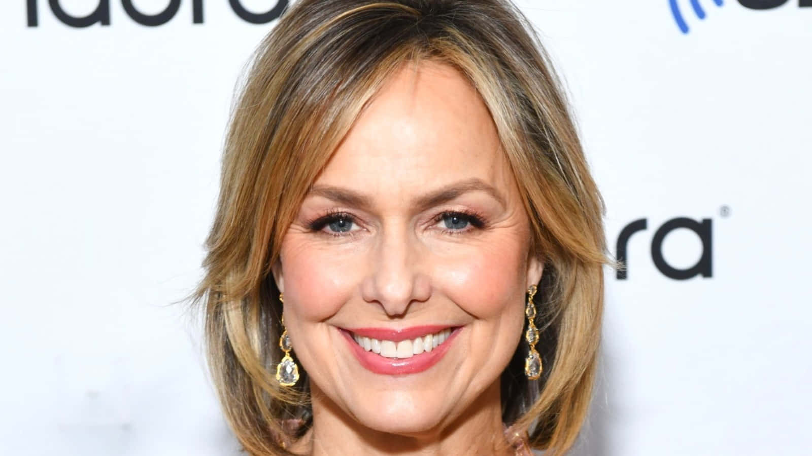 Melora Hardin Smiling Event Portrait Wallpaper