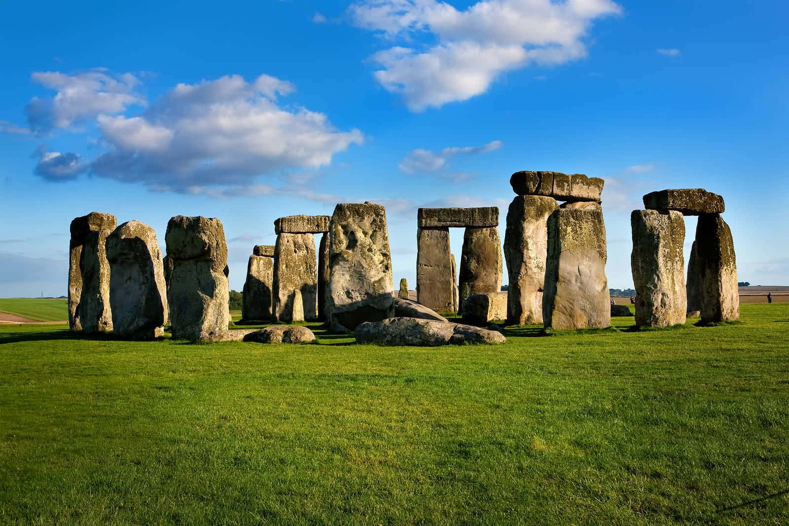 Mesmerizing View Of Stonehenge On A Bright Summer Day Wallpaper