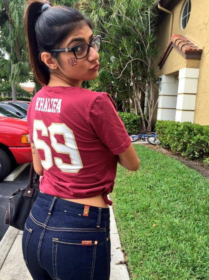 Mia Khalifa Pouty Lips Wallpaper