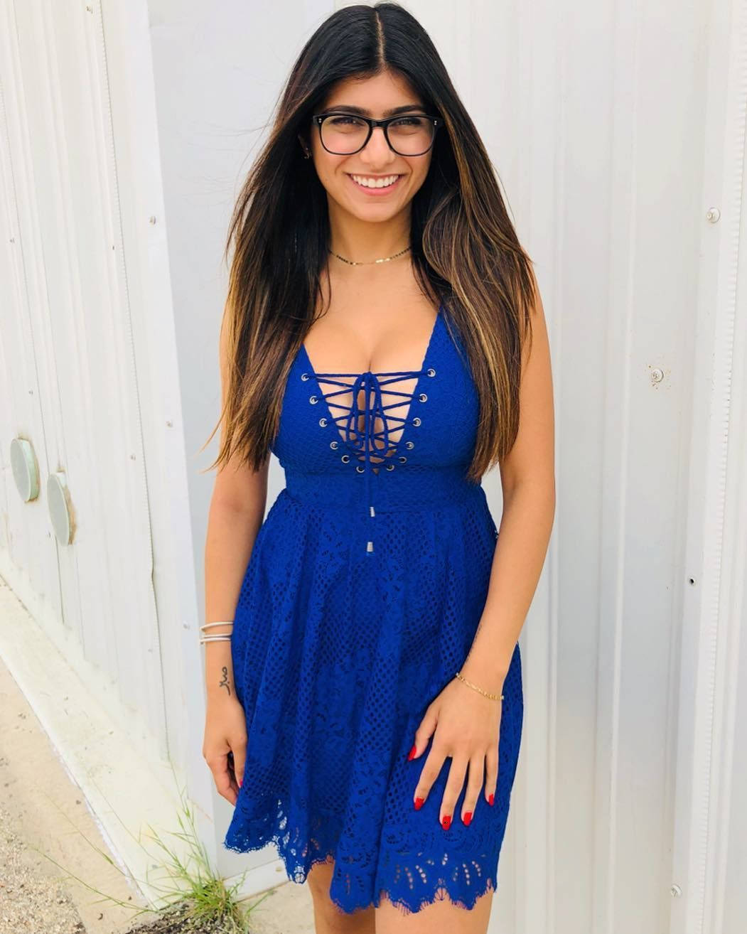 Mia Khalifa Wearing Blue Dress Wallpaper