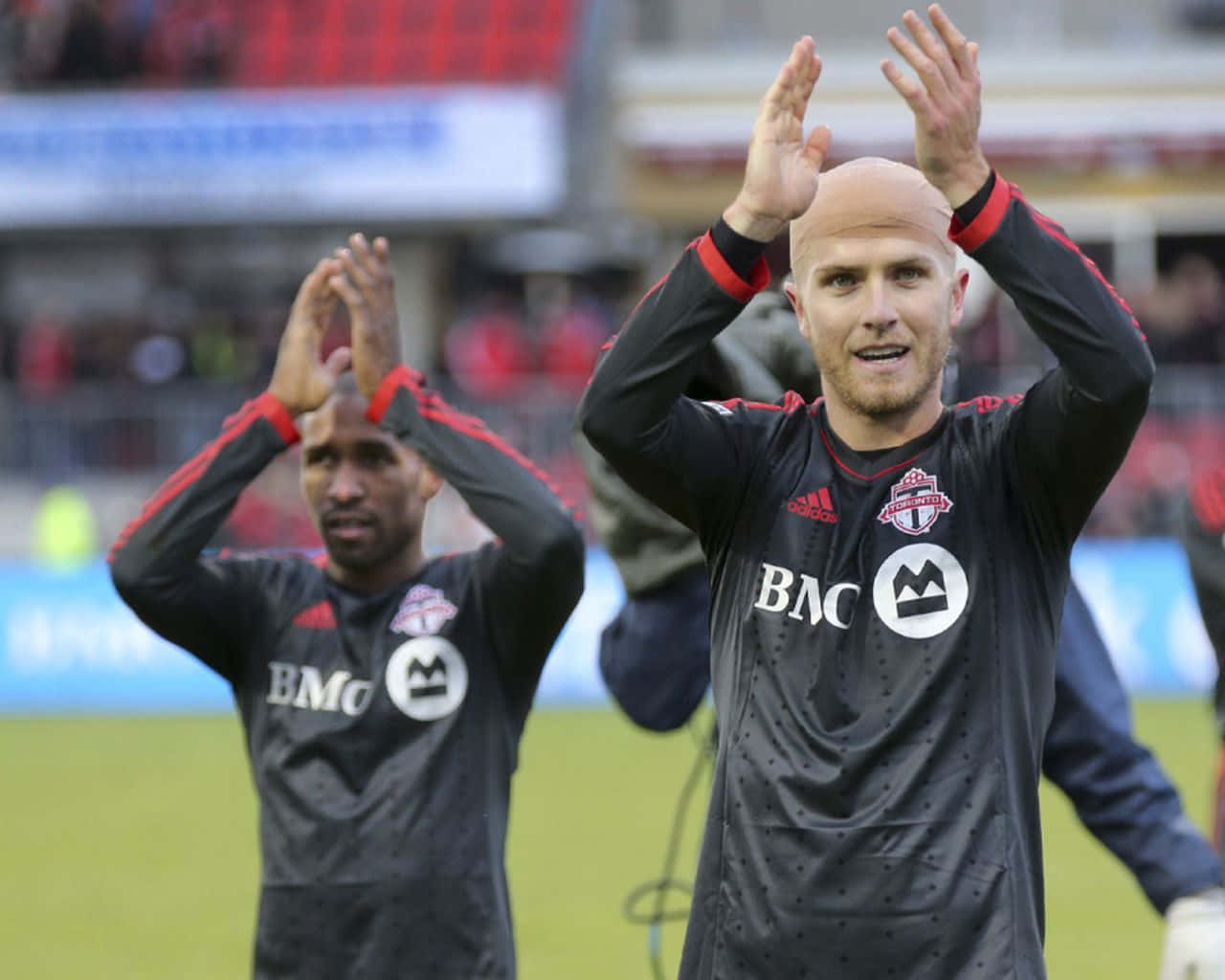 Michael Bradley Claps With Jermain Defoe Wallpaper