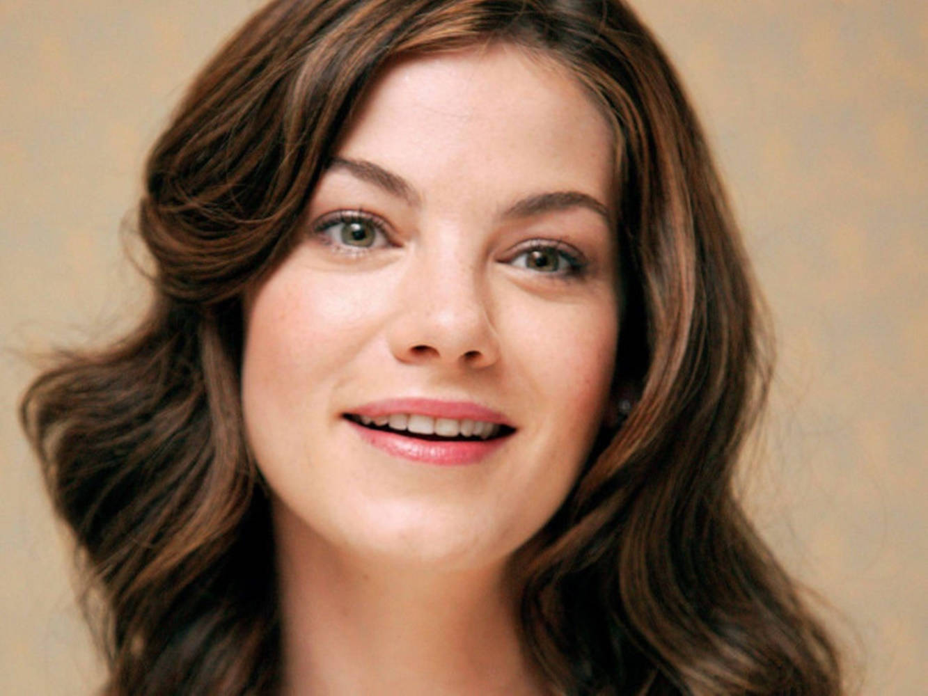 Michelle Monaghan Glowing With Wavy Hair Wallpaper