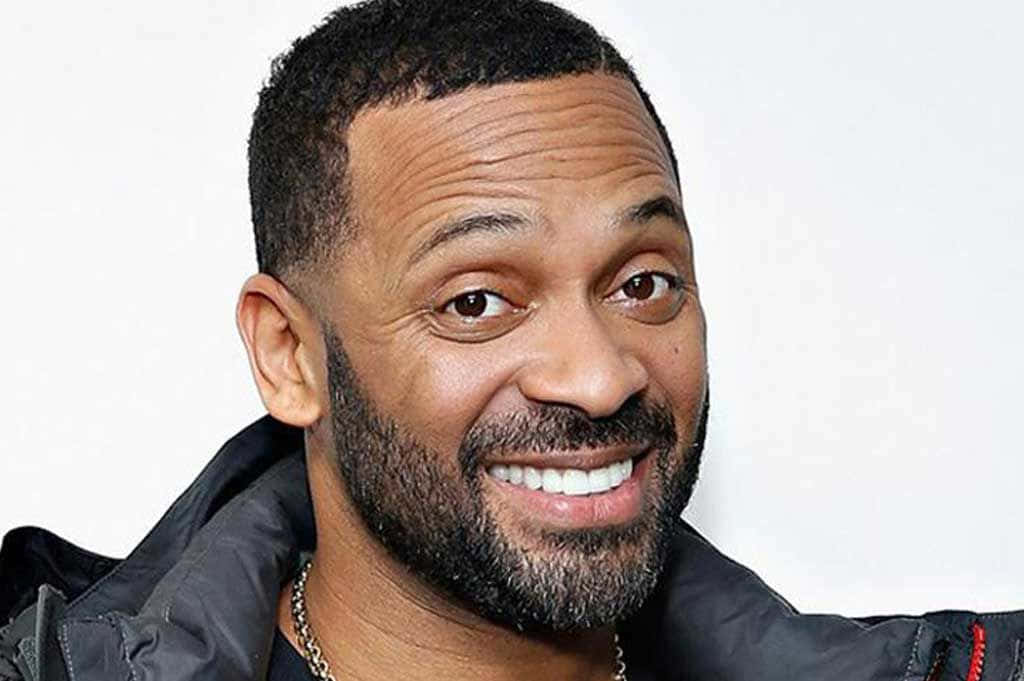 Mike Epps Smiling In His Classic Style Wallpaper