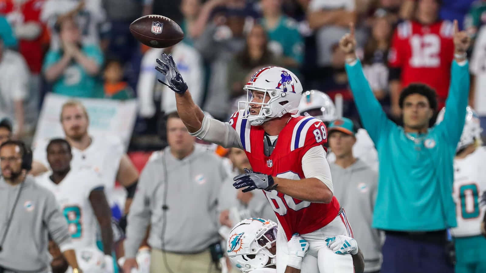 Mike Gesicki Catching Football During Game Wallpaper