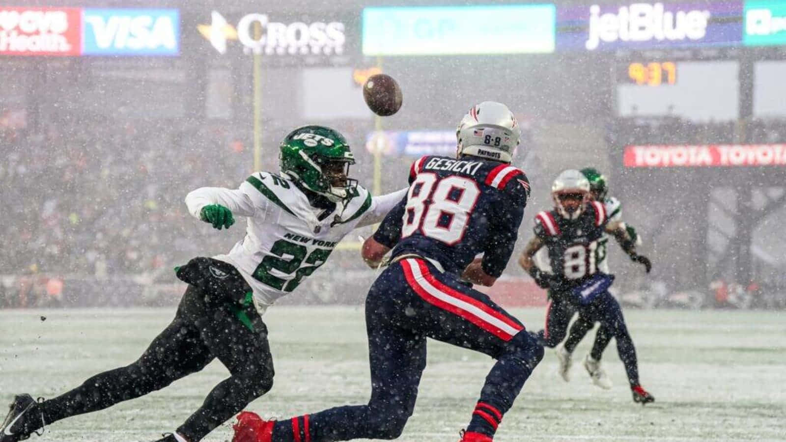 Mike Gesicki Snowy Football Game Catch Attempt Wallpaper