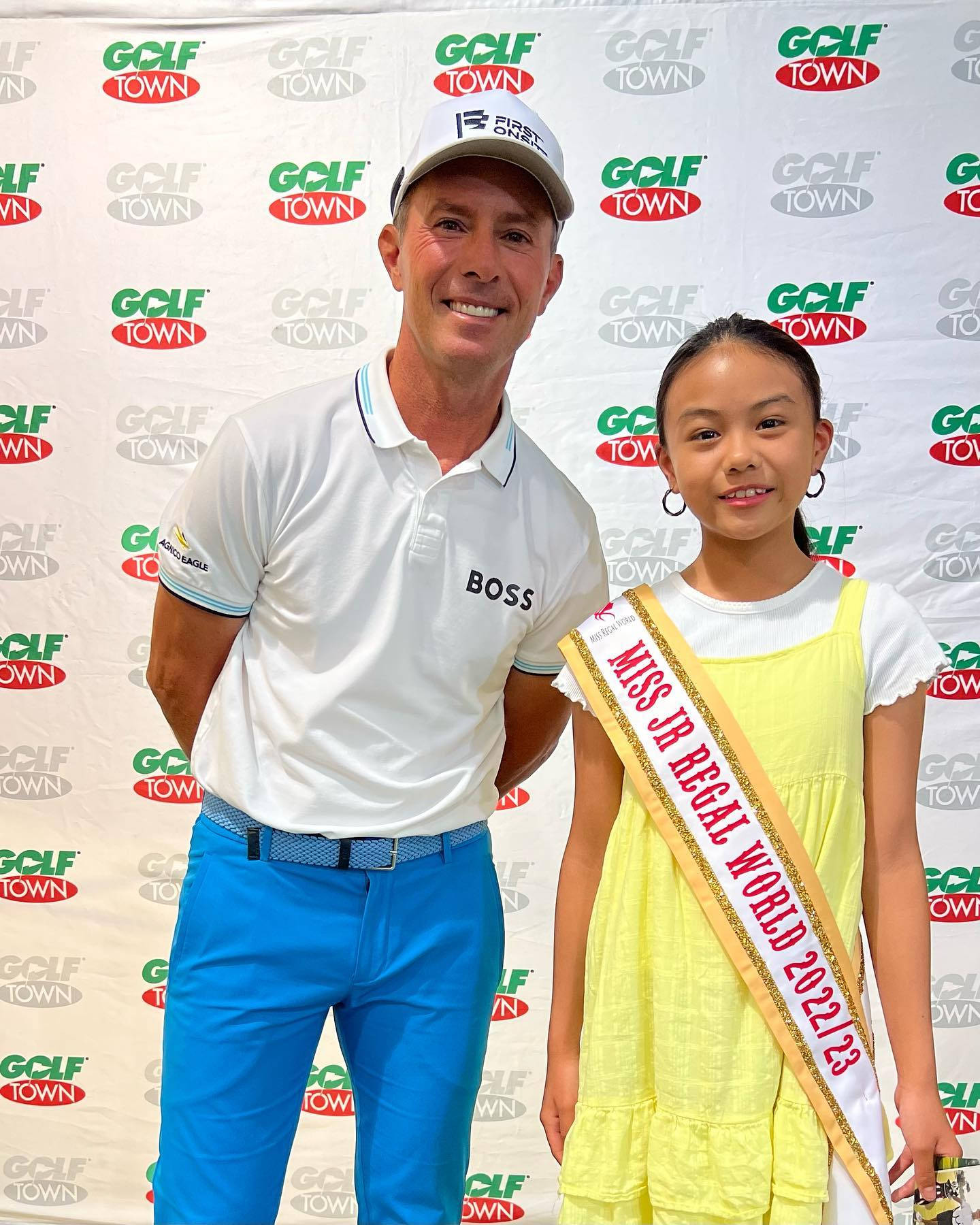 Mike Weir Engaging In A Conversation With A Little Girl Wallpaper