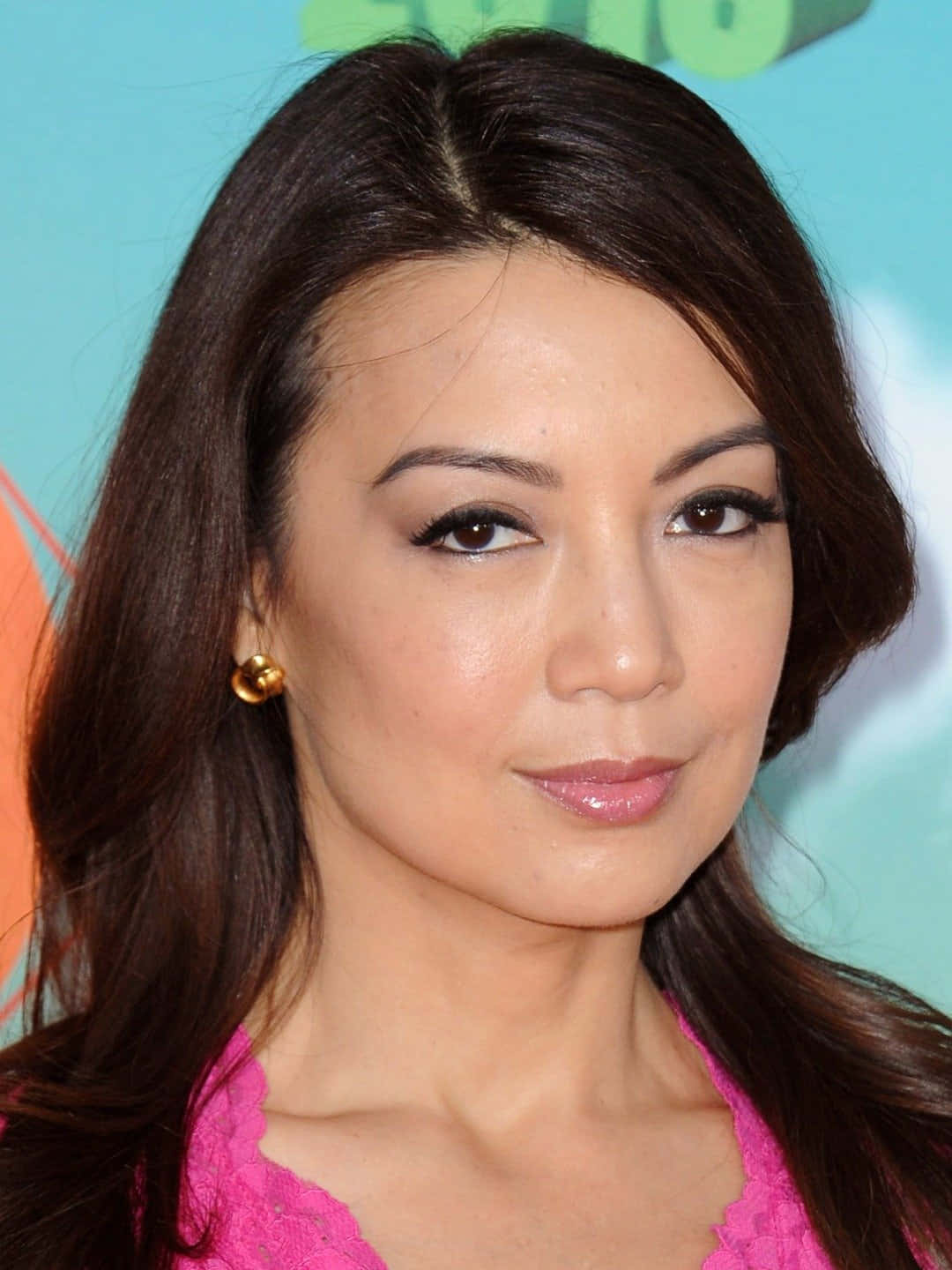 Ming Na Wen - Graceful Elegance Wallpaper