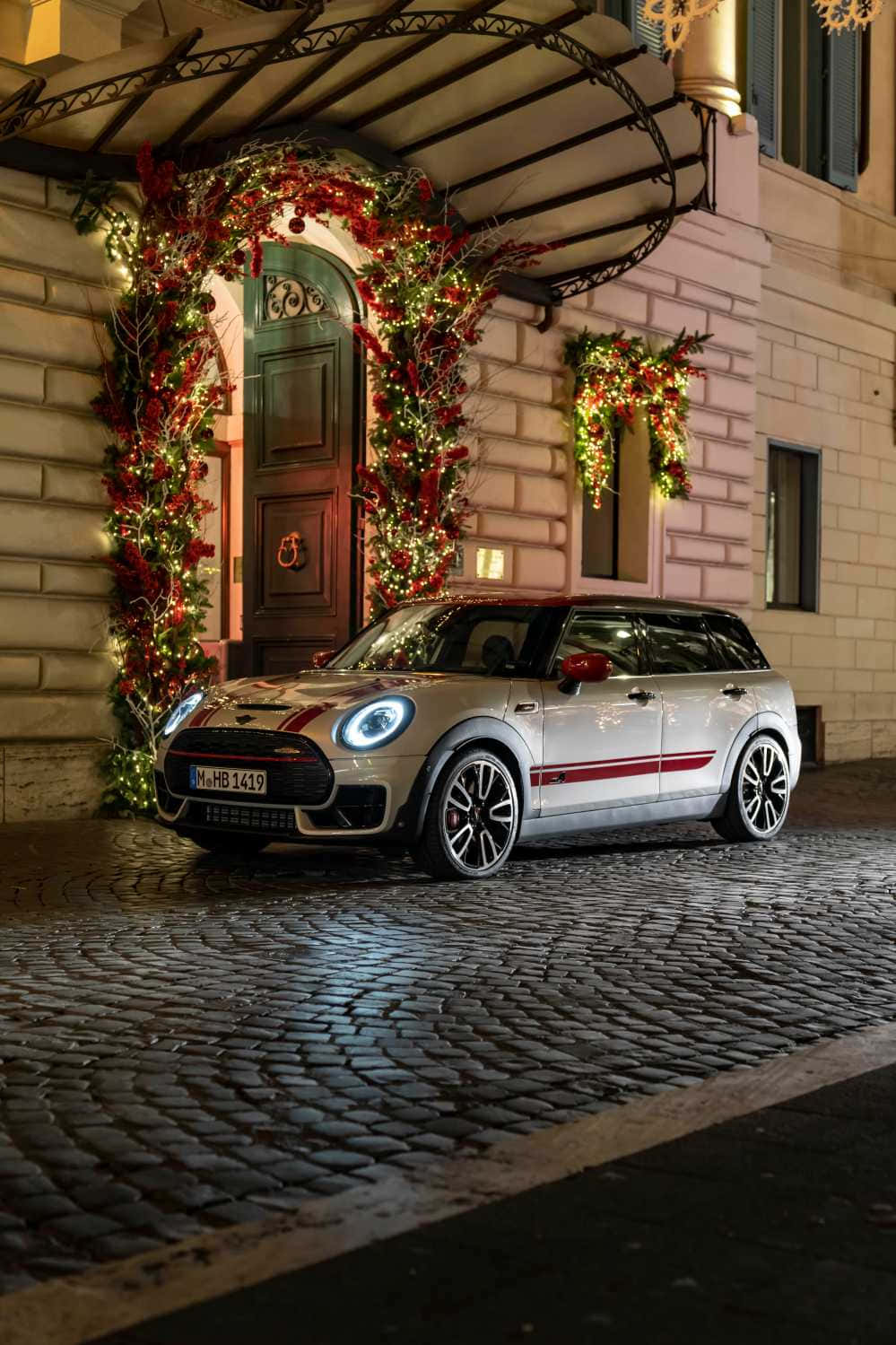 Mini Cooper S E Holiday Season Decor Wallpaper