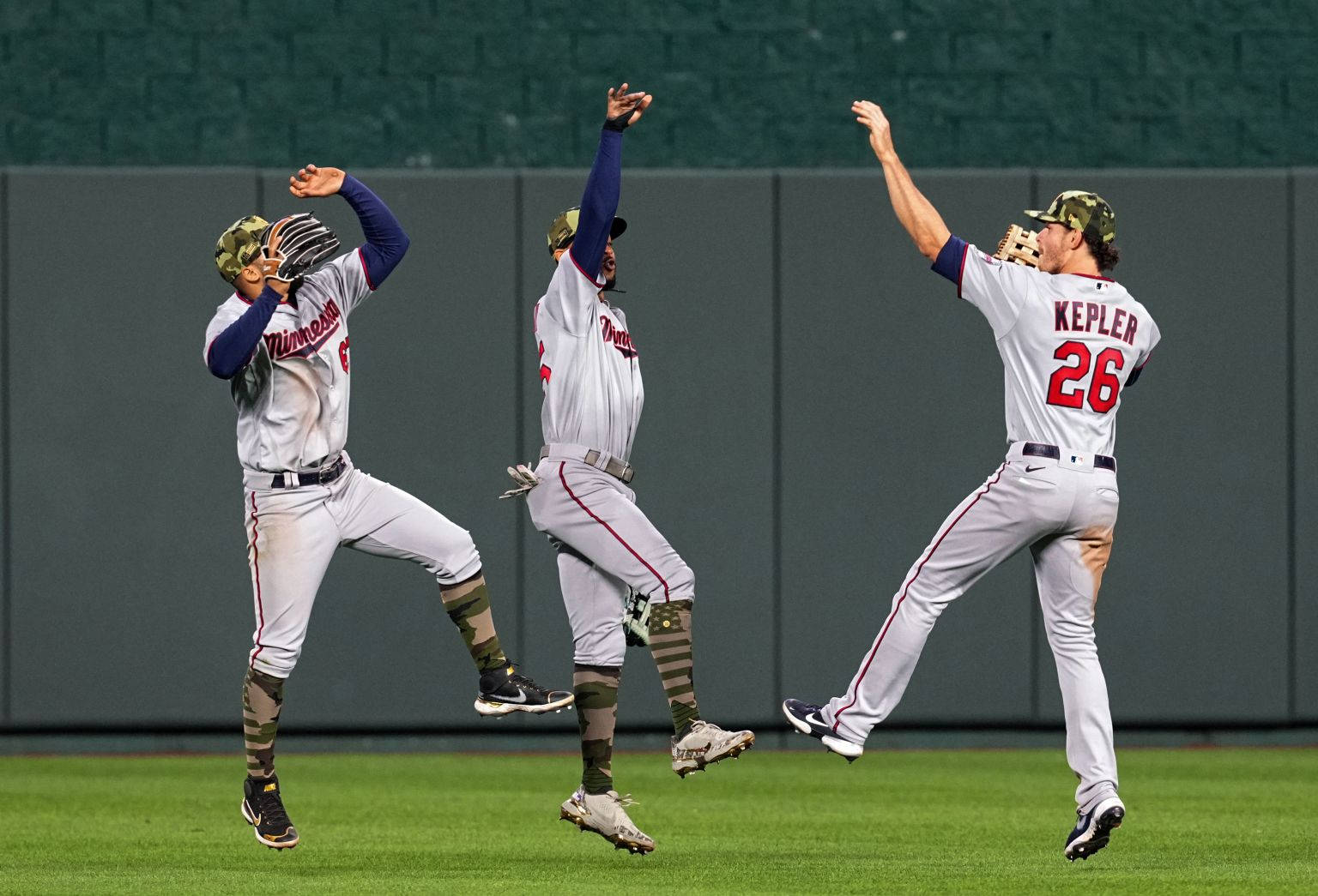 Minnesota Twins Jump Shot Wallpaper