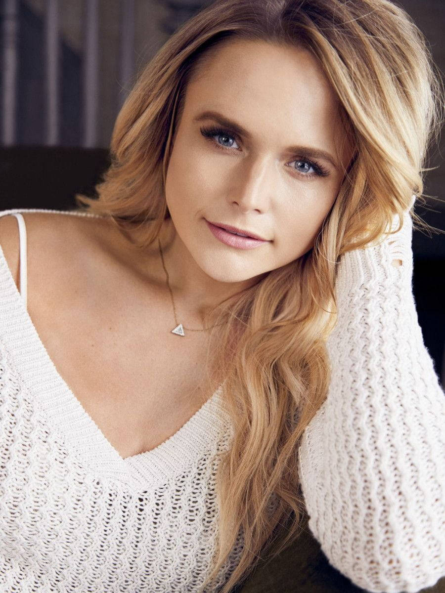 Miranda Lambert In Crocheted White Top Wallpaper