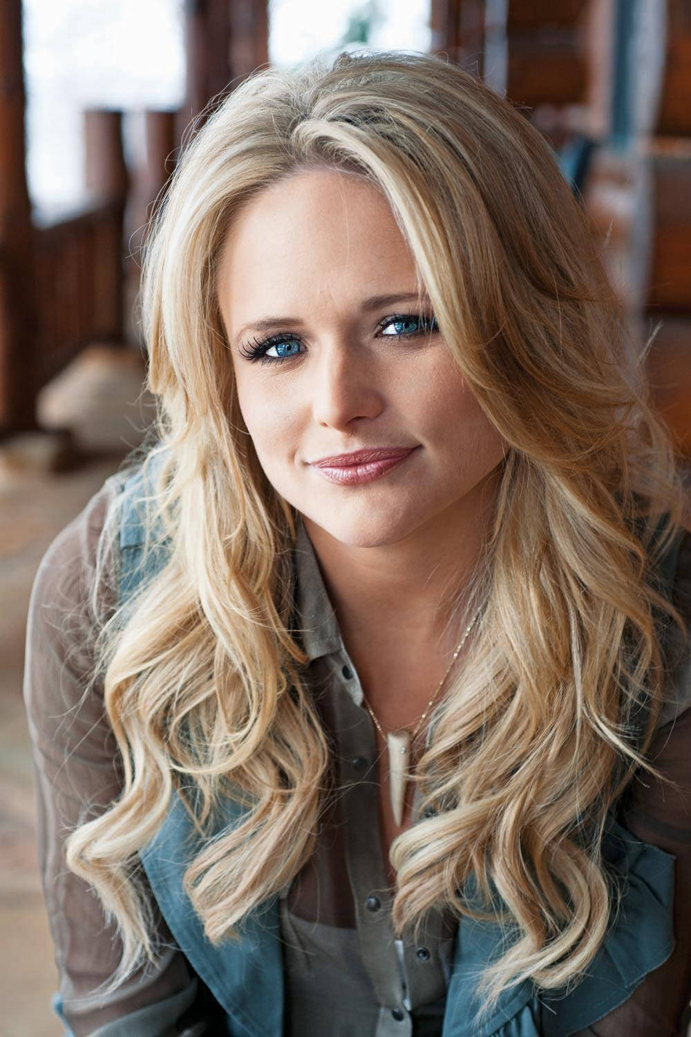 Miranda Lambert Leaning Forward Wallpaper