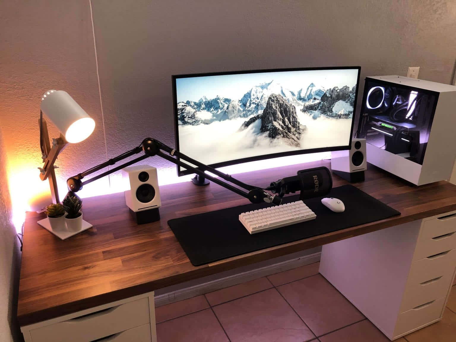 Modern Gaming Pc Setup For Pc Enthusiasts Wallpaper