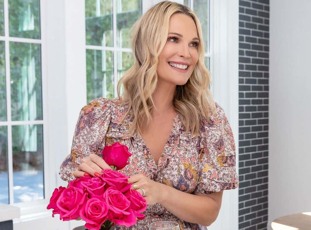 Molly Sims Holding Pink Roses Wallpaper