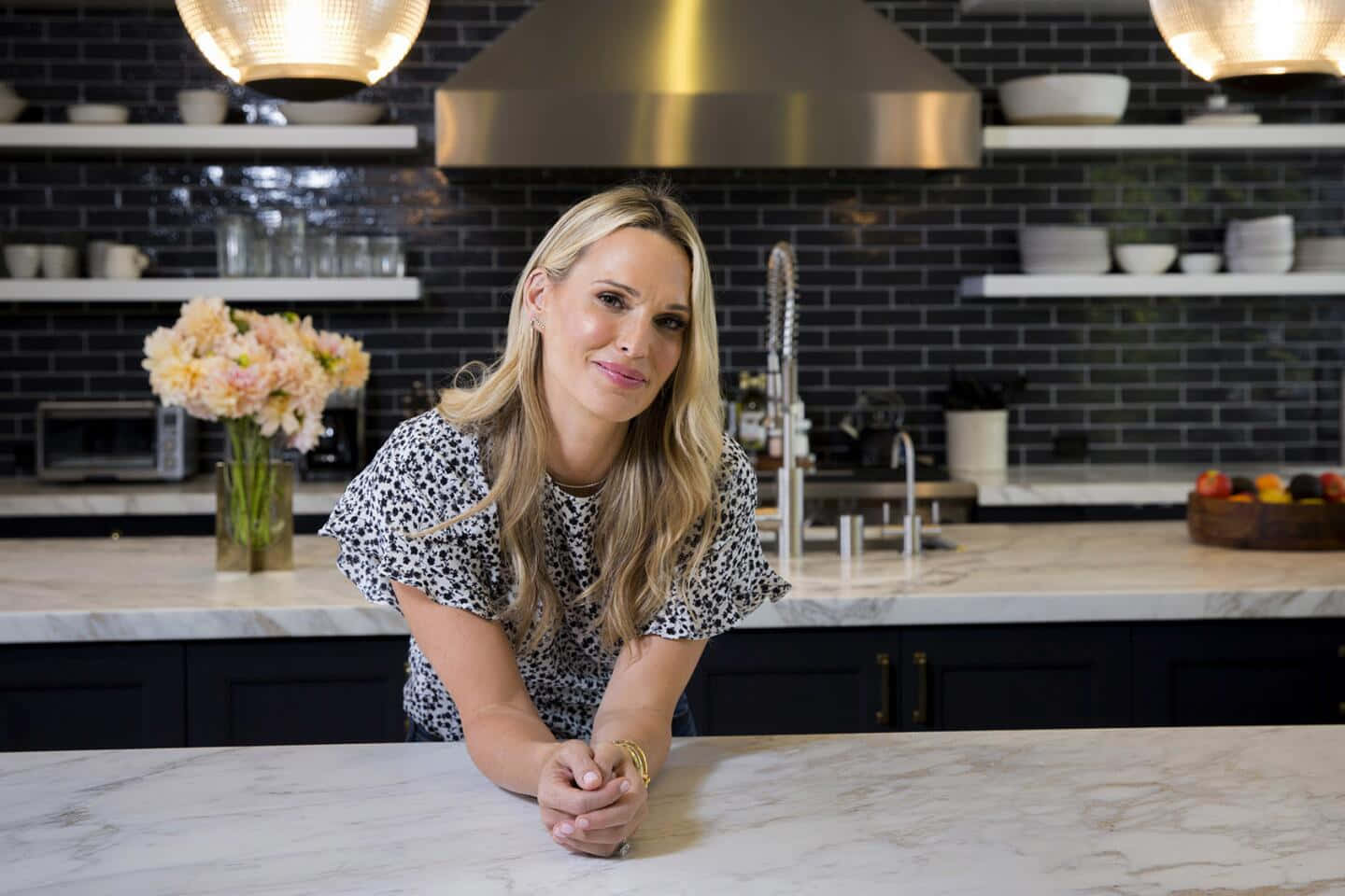 Molly Sims Stylish Kitchen Portrait Wallpaper