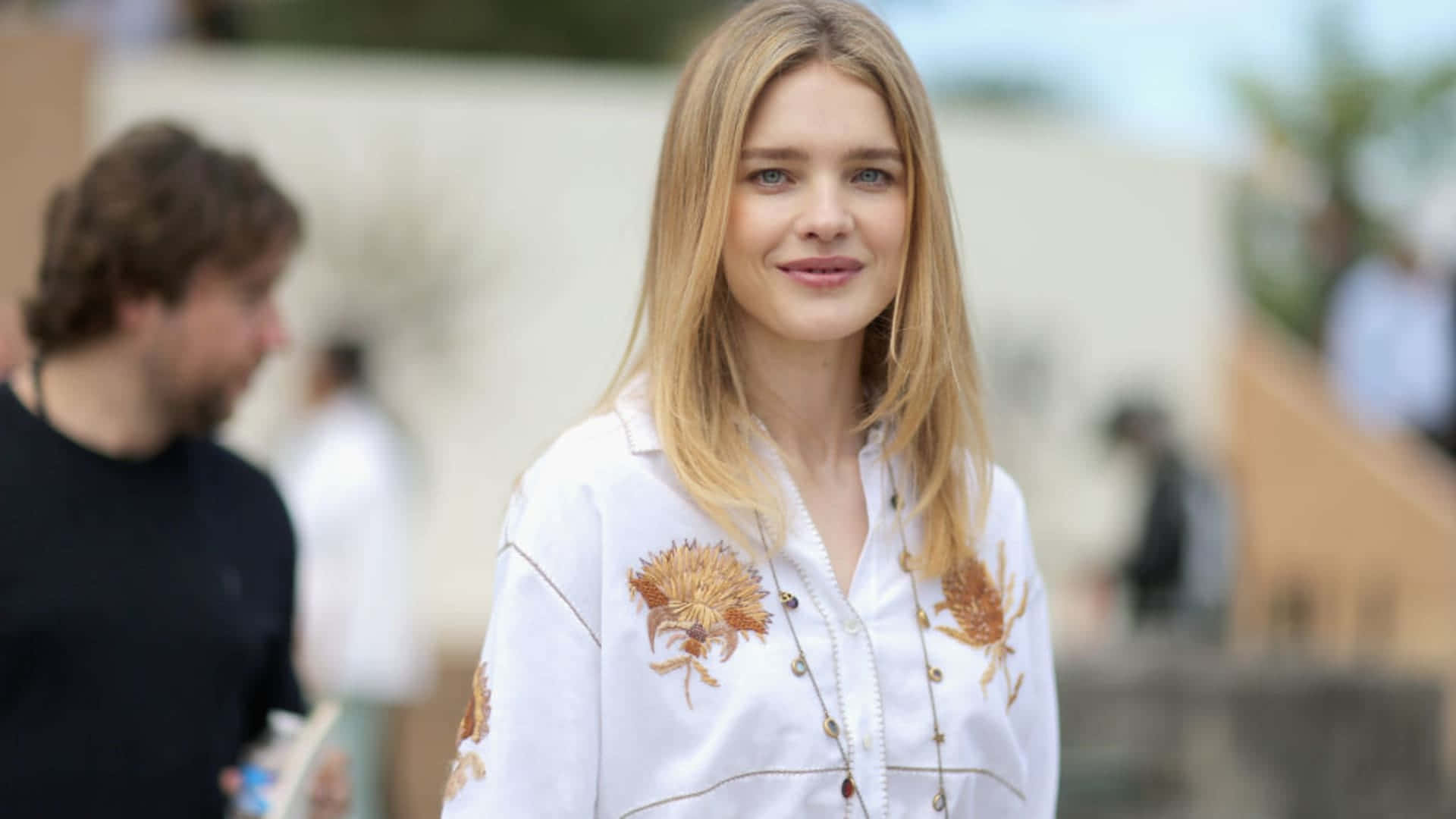 Natalia Vodianova Staring Elegantly At The Camera Wallpaper