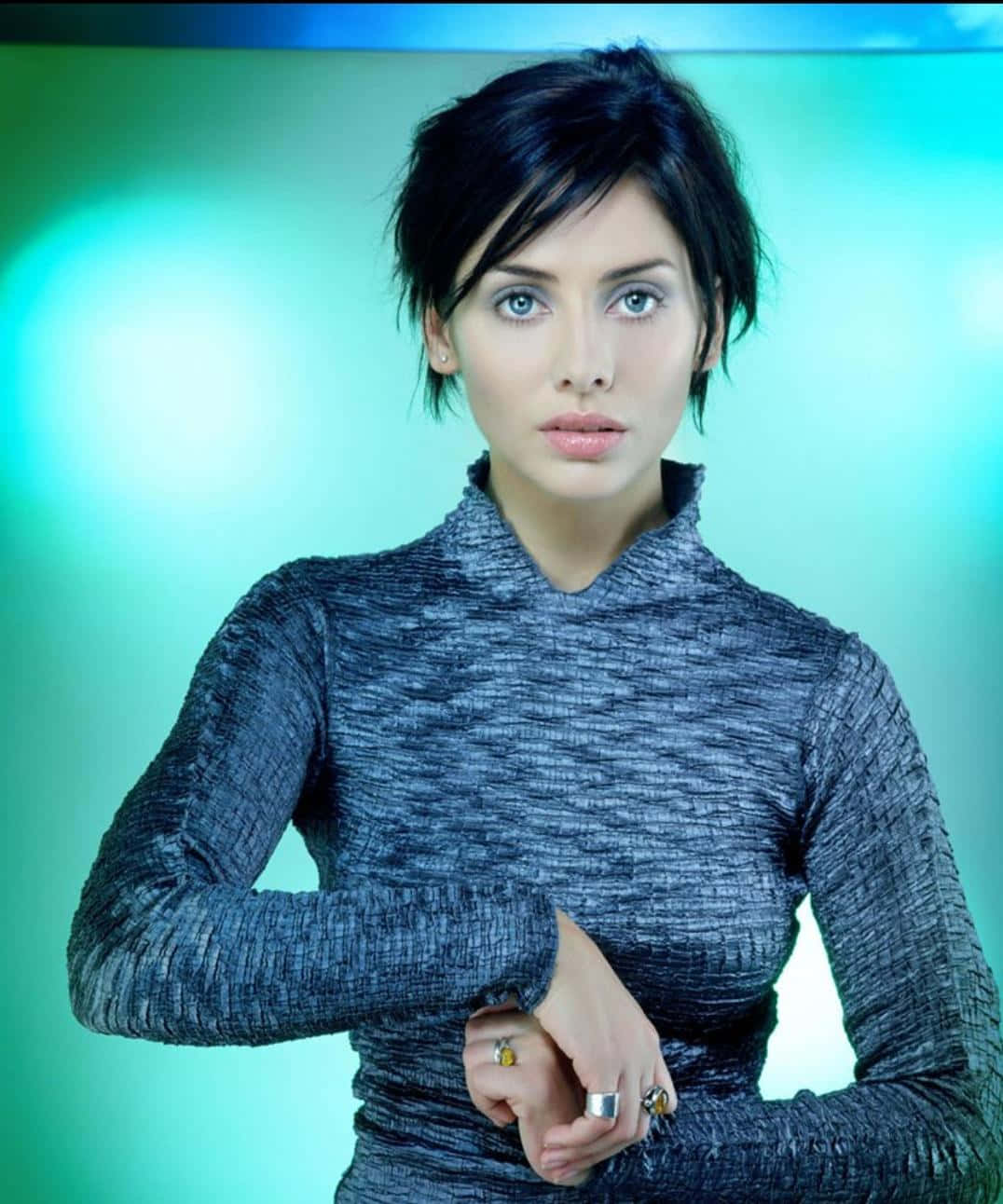 Natalie Imbruglia Blue Backdrop Wallpaper