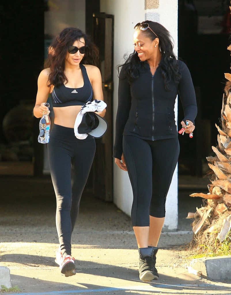 Naya Rivera Casual Walk With Friend Wallpaper