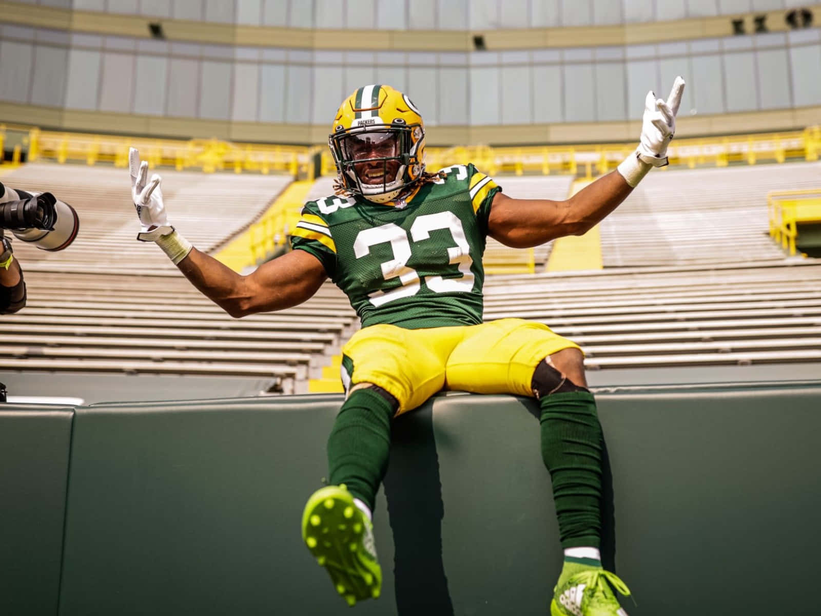 Nfl Running Back Aaron Jones Wallpaper