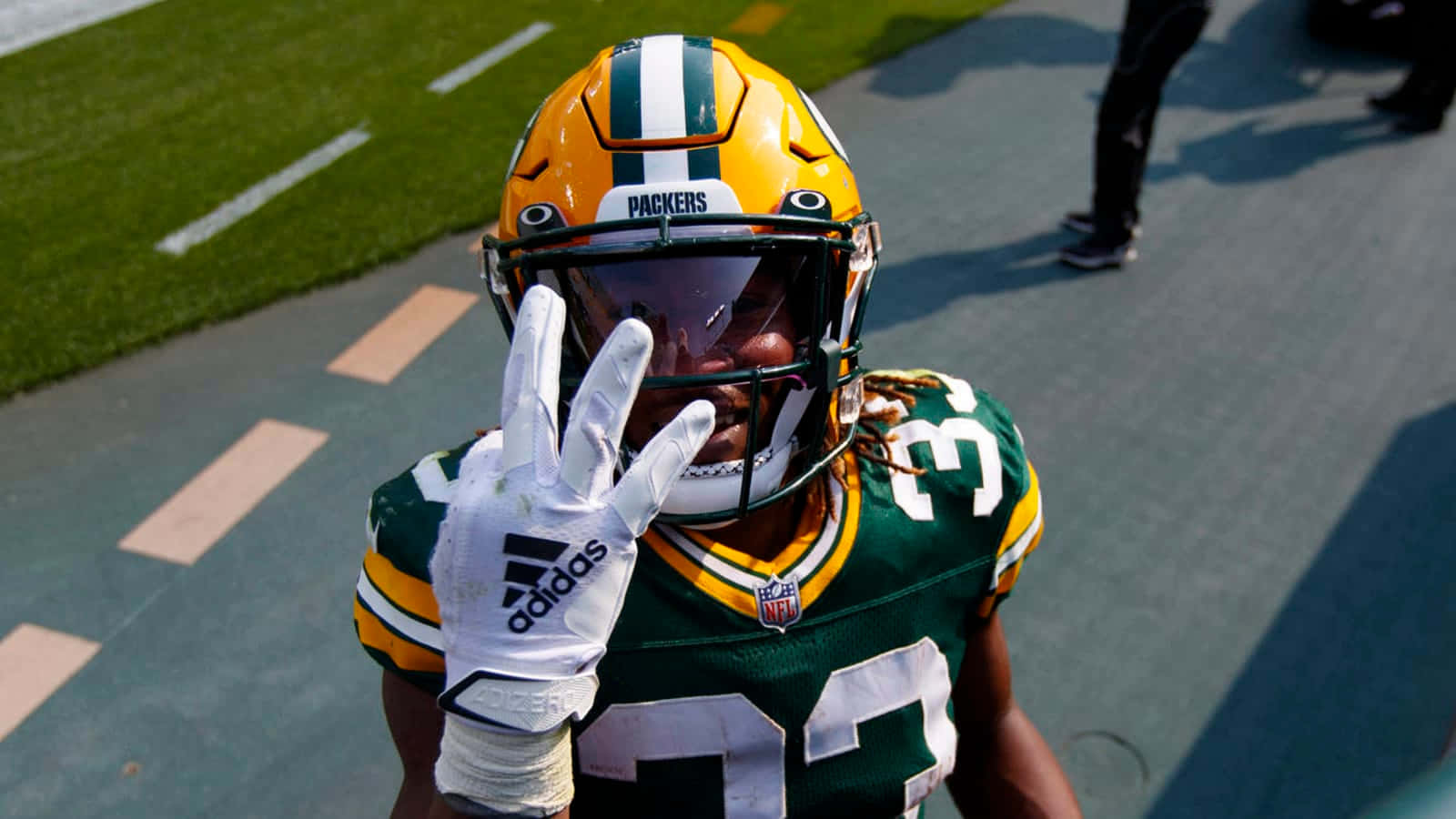 Nfl Running Back Aaron Jones Wallpaper