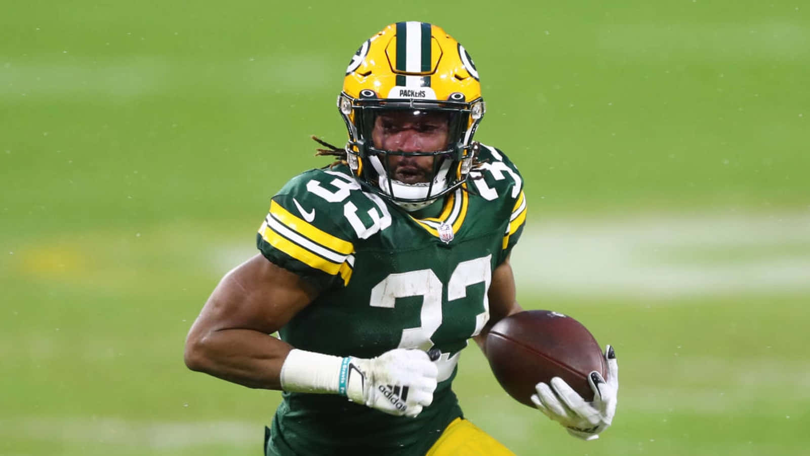 Nfl Star Aaron Jones In Action Wallpaper