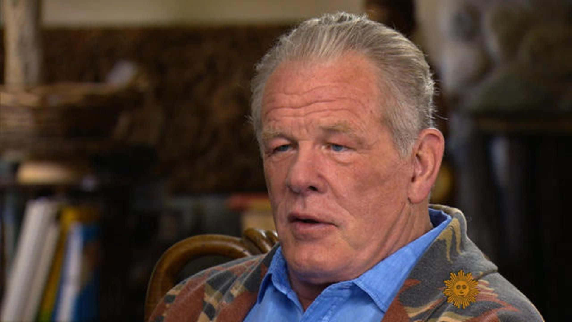 Nick Nolte Looking Reflection In The Mirror Wallpaper