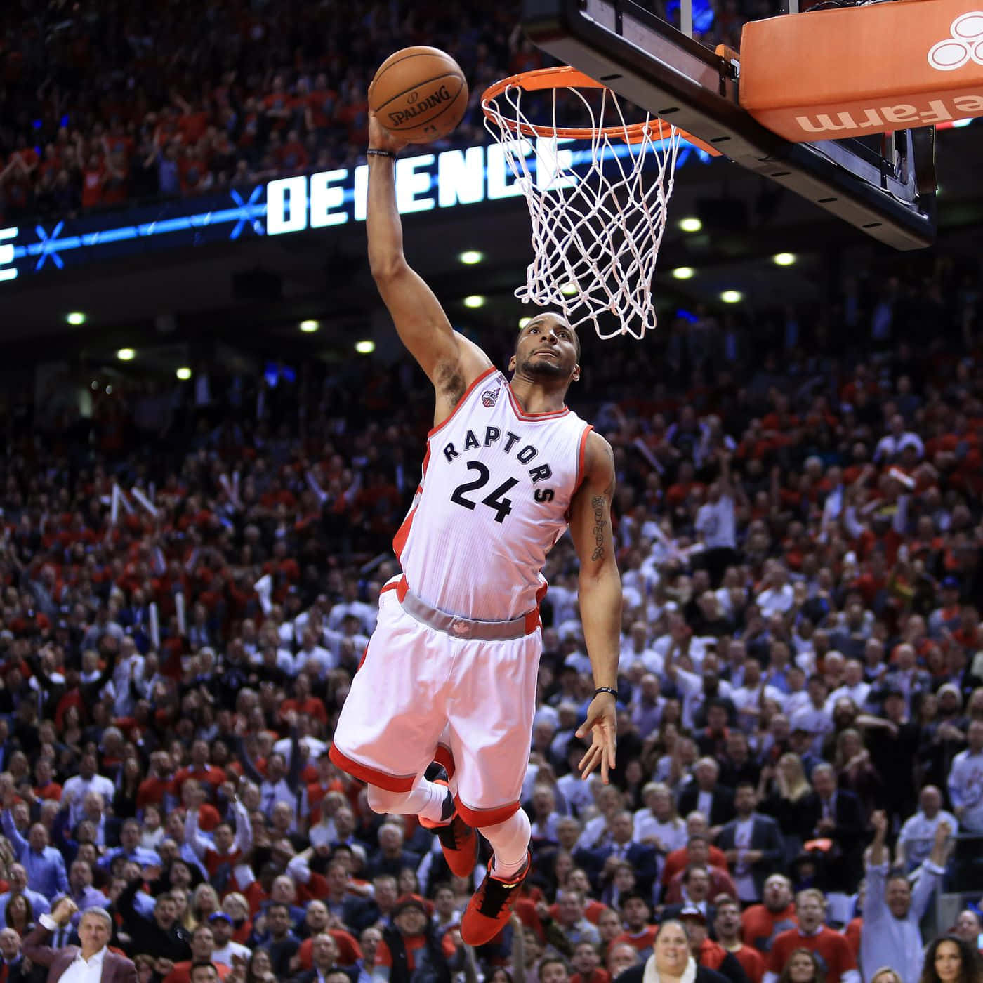 Norman Powell Dunks During Raptors Versus Pacers Wallpaper