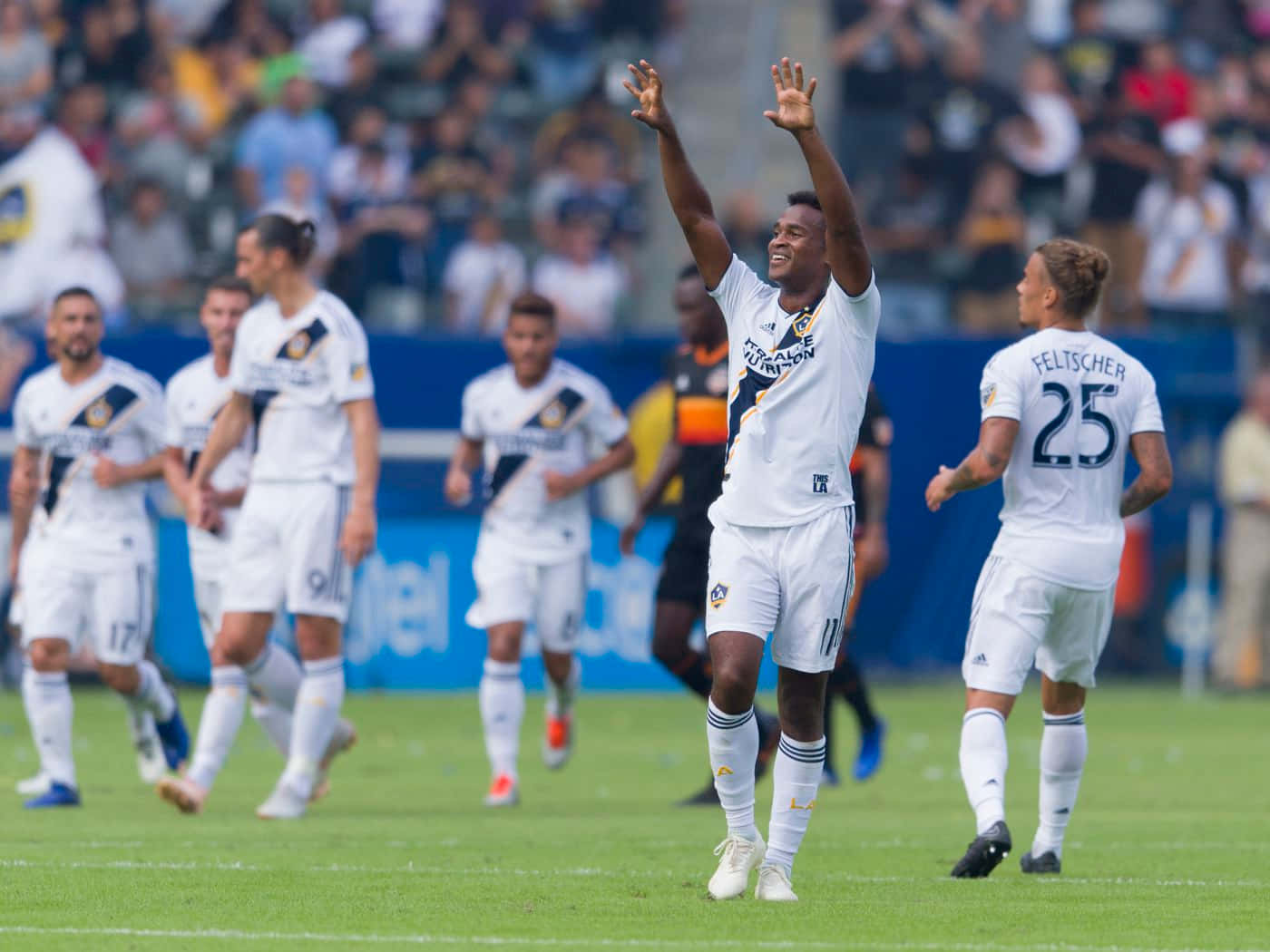 Ola Kamara Los Angeles Galaxy Vs. Houston Dynamo Wallpaper