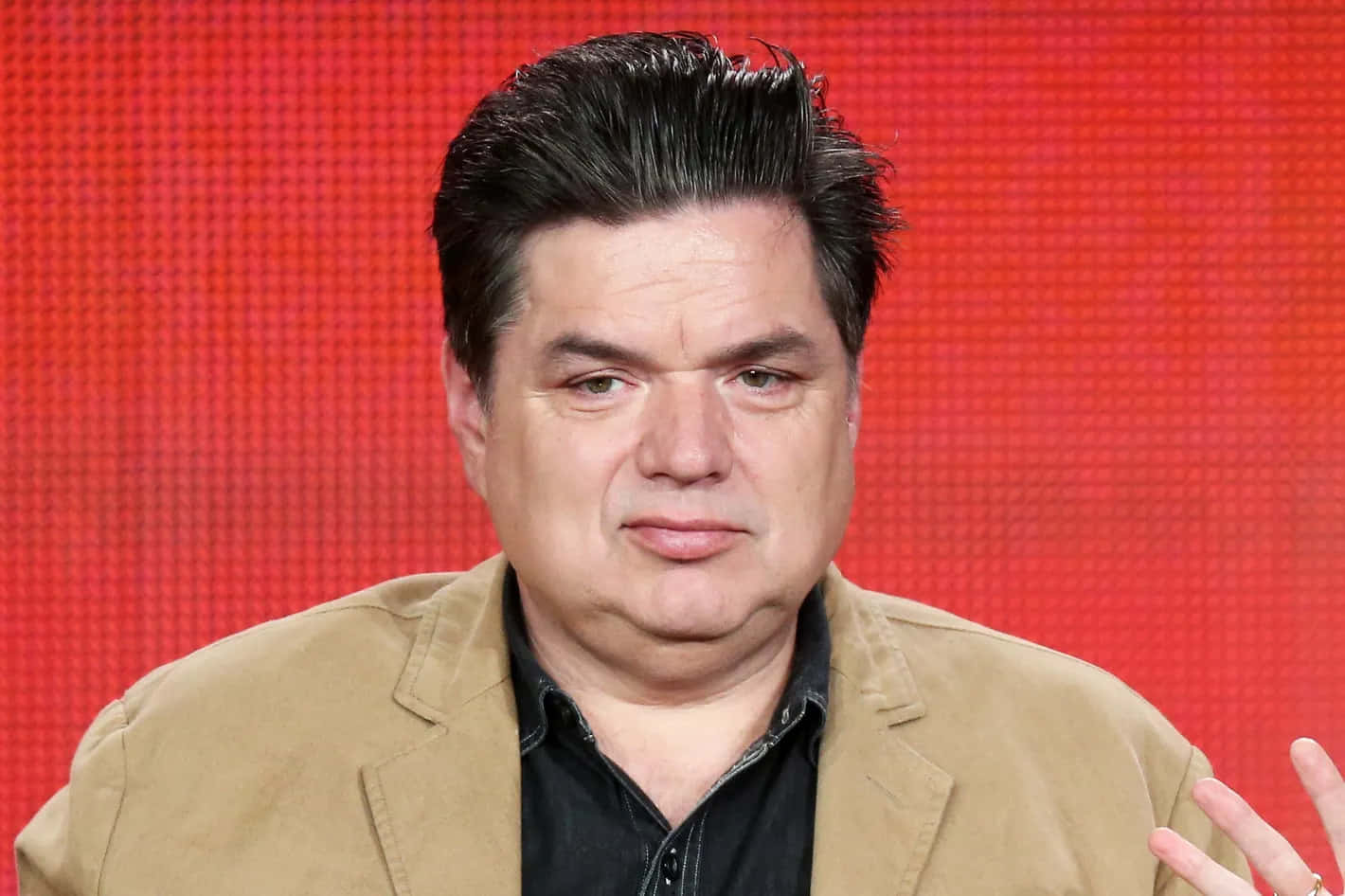 Oliver Platt Posing For A Shoot Wallpaper