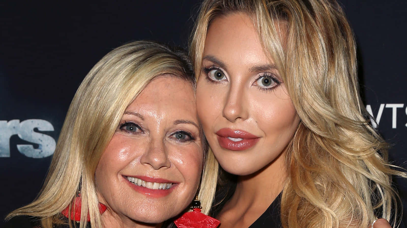 Olivia Newton John With Chloe Rose Lattanzi Wallpaper